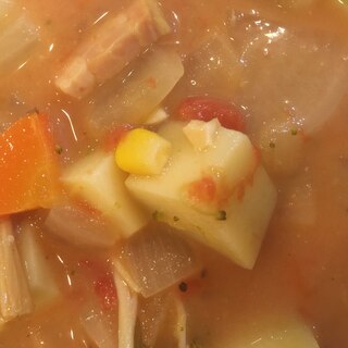 芋と玉葱と人参とコーンとベーコンのトマト味噌スープ